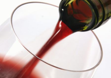 vino rosso mentre versa in un calice