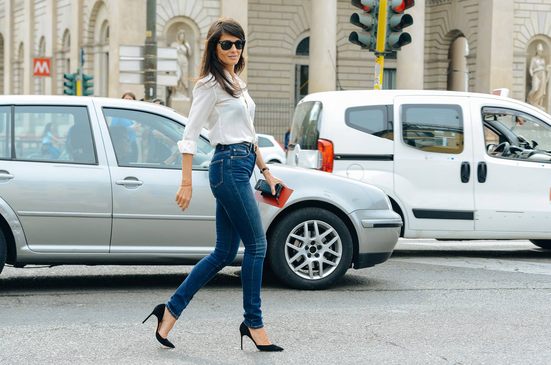 una donna nel traffico di profilo con un jeans a vita alta